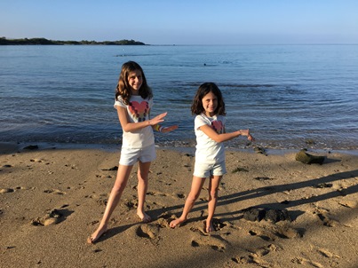 girls posing on beach2