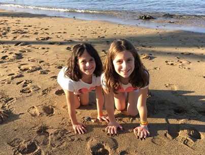 girls posing on beach3