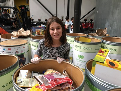 zoe-at-food-bank