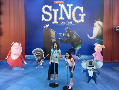 girls-at-sing-display