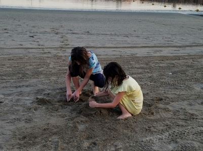 girls-on-sand