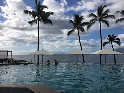 girls-in-infinity-pool